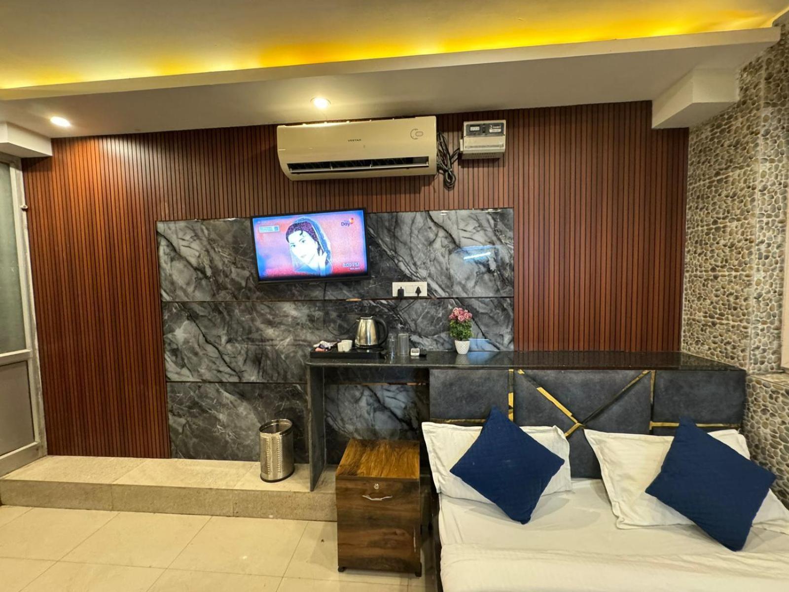 Hotel Dev Ganga Rishikesh Exterior photo